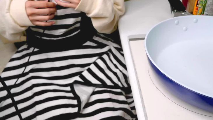 ASMR利香 ふりふりエプロンでお料理配信